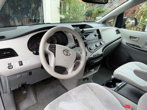 Used 2012 Toyota Sienna LE image 6