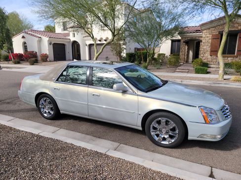 Used 2010 Cadillac DTS Platinum image 10