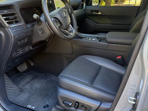 Used 2025 Lexus GX 550 AWD/4WD image 6