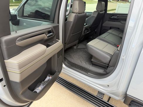 Used 2025 Chevrolet Silverado 2500 ZR2 w/ Technology Package image 12