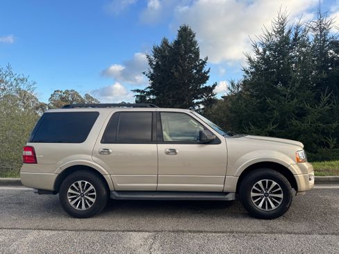 Used 2017 Ford Expedition XLT image 14
