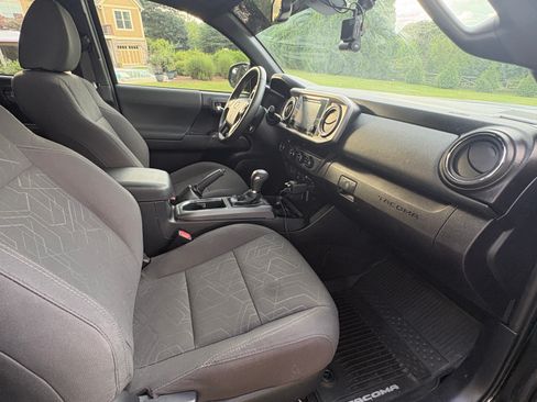 Used 2018 Toyota Tacoma TRD Sport RWD image 16