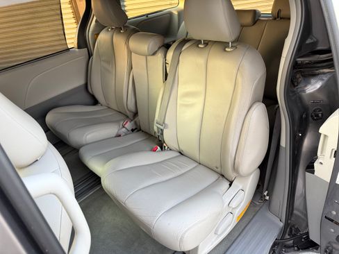 Used 2011 Toyota Sienna LE FWD image 9