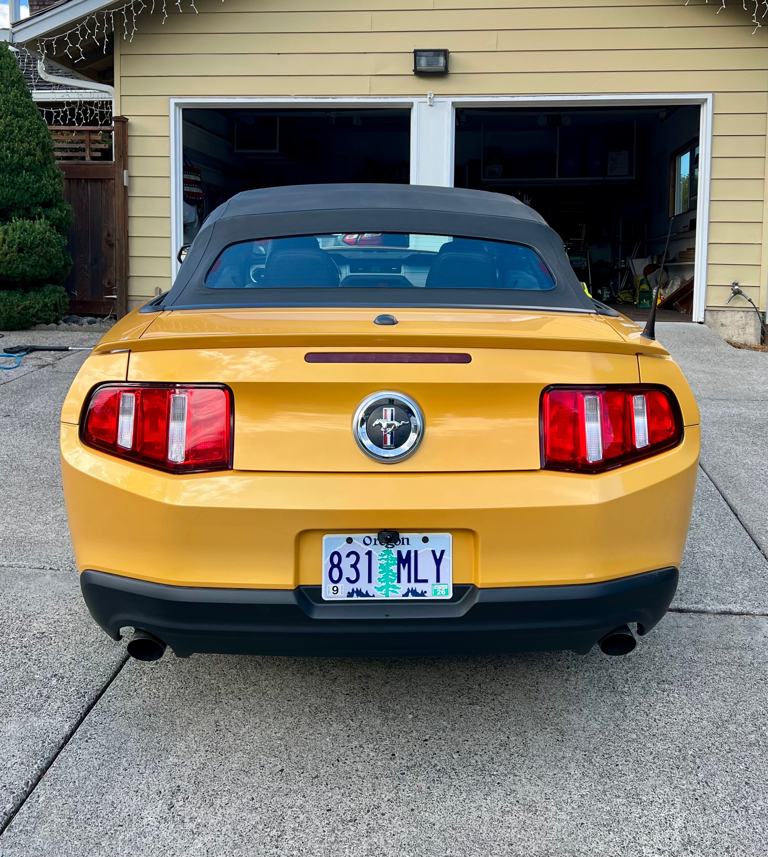 Used 2011 Ford Mustang Premium RWD image 9