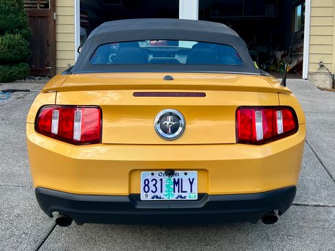 Used 2011 Ford Mustang Premium RWD image 9