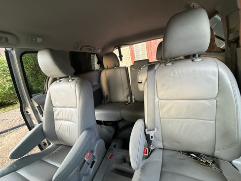 Used 2017 Toyota Sienna XLE Premium FWD image 9