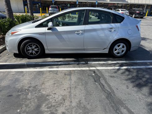 Used 2011 Toyota Prius Four w/ Solar Roof Pkg FWD image 2