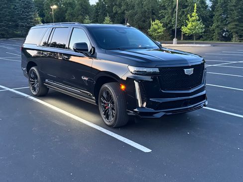 Used 2024 Cadillac Escalade ESV V w/ LPO, ONYX Package image 16