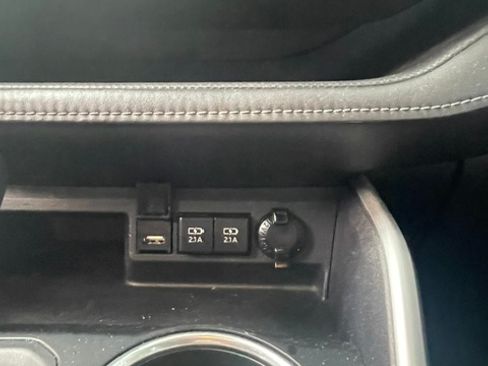 Used 2020 Toyota Highlander XLE FWD image 22