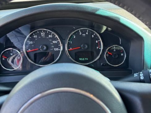 Used 2012 Jeep Liberty Sport image 9