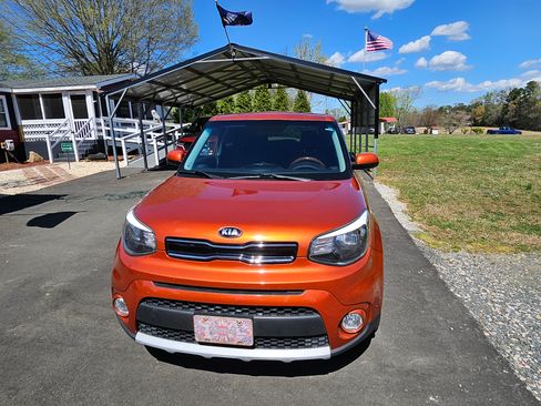 Used 2019 Kia Soul + image 2