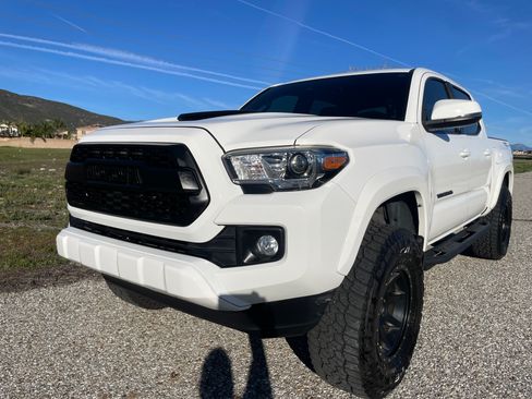 Used 2019 Toyota Tacoma TRD Sport w/ TRD Premium Sport Package RWD image 14