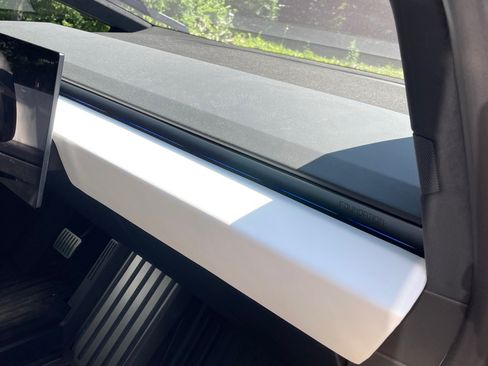 Used 2024 Tesla Cybertruck AWD Crew Cab image 8