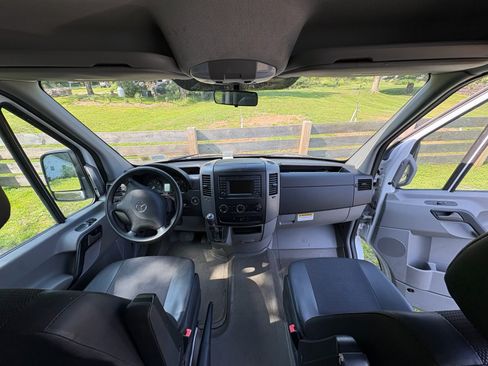 Used 2015 Mercedes-Benz Sprinter 2500 image 8
