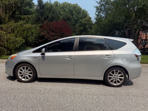 Used 2012 Toyota Prius V Five FWD image 1