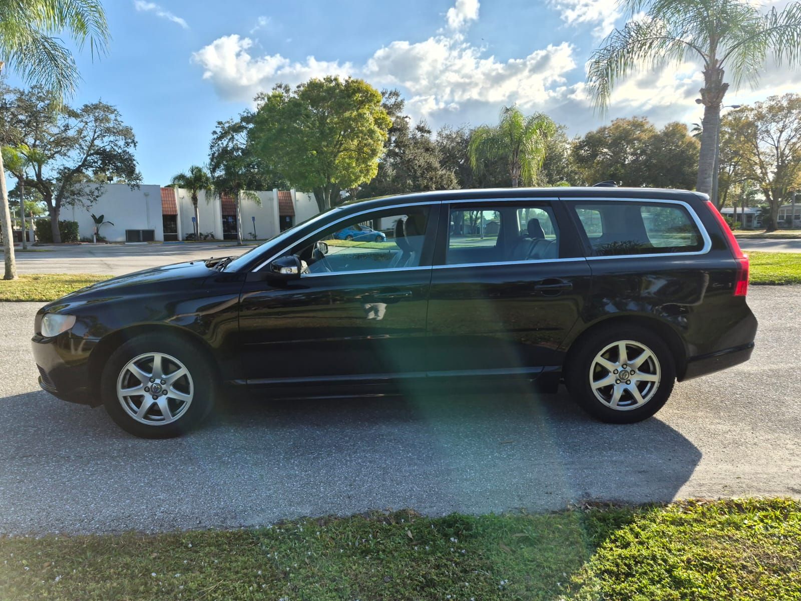 Used 2008 Volvo V70 FWD image 23