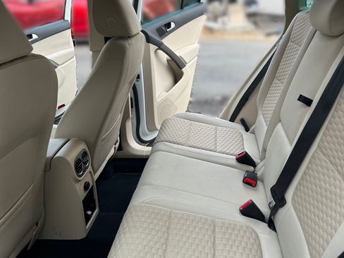 Used 2009 Volkswagen Tiguan SE image 16