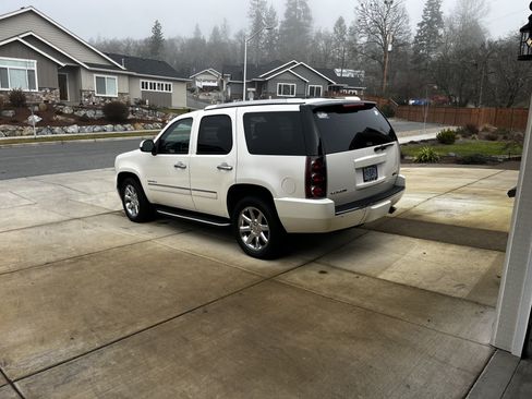 Used 2013 GMC Yukon Denali image 1