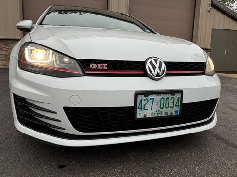 Used 2017 Volkswagen GTI SE FWD image 10