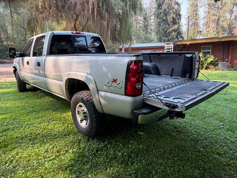 Used 2004 Chevrolet Silverado 3500 LS w/ Heavy-Duty Power Package AWD/4WD image 10