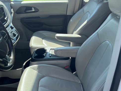 Used 2021 Chrysler Pacifica Touring-L w/ Uconnect Theater Family Group AWD/4WD image 15