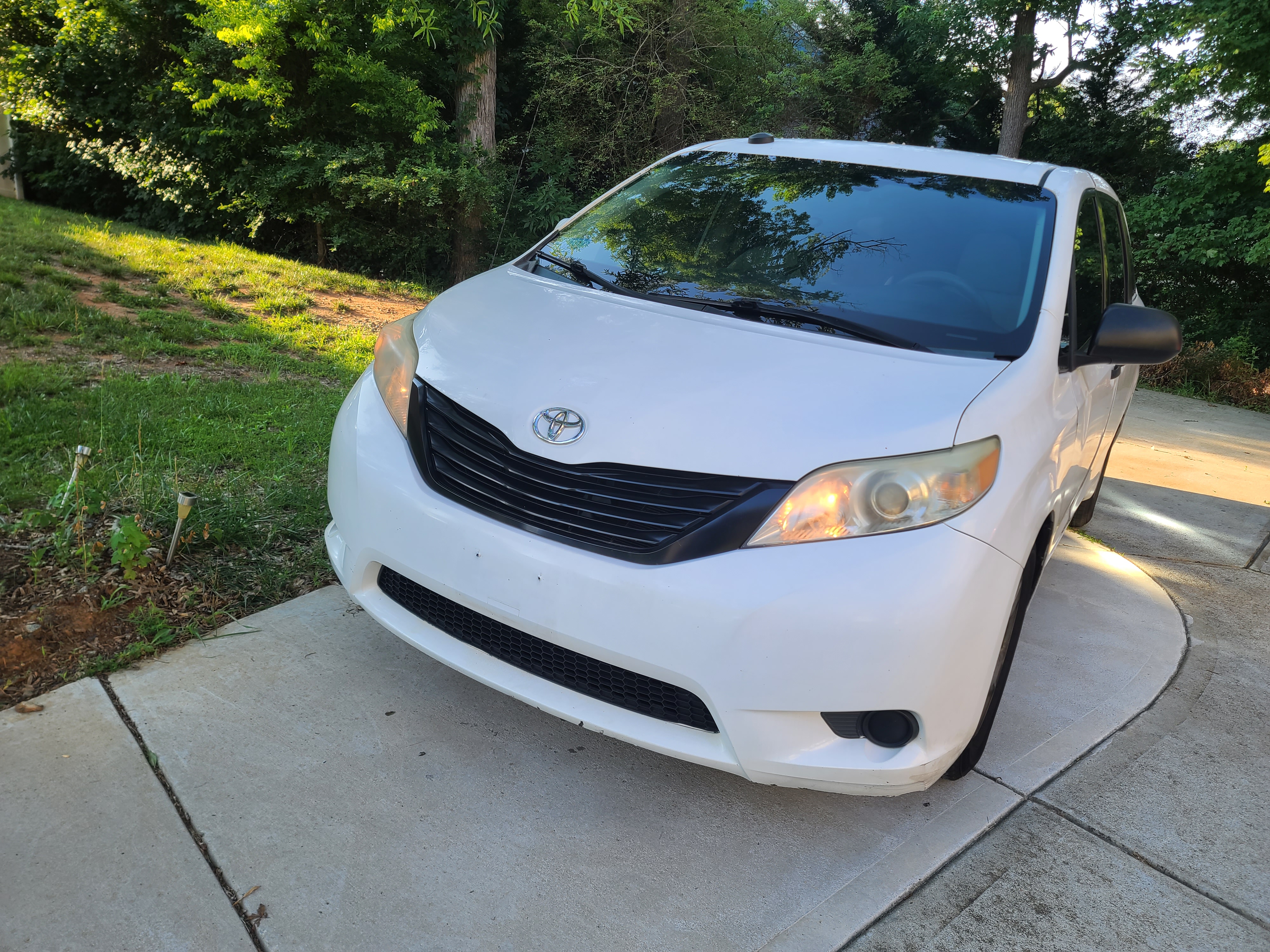 Used 2014 Toyota Sienna L FWD image 2