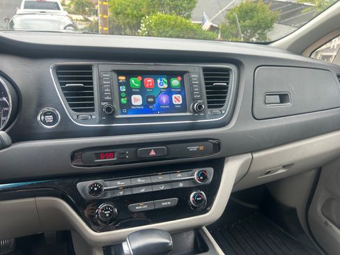 Used 2017 Kia Sedona LX w/ LX Essentials Premium Package image 5