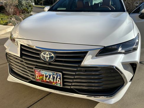 Used 2022 Toyota Avalon Limited image 6