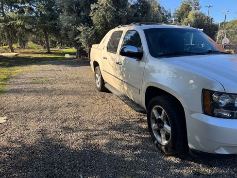 Used 2013 Chevrolet Avalanche LTZ image 2