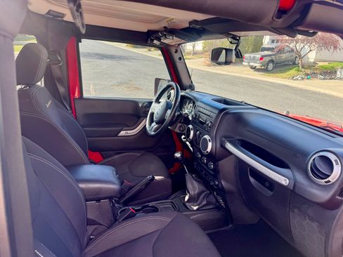 Used 2013 Jeep Wrangler Sahara w/ Connectivity Group image 8