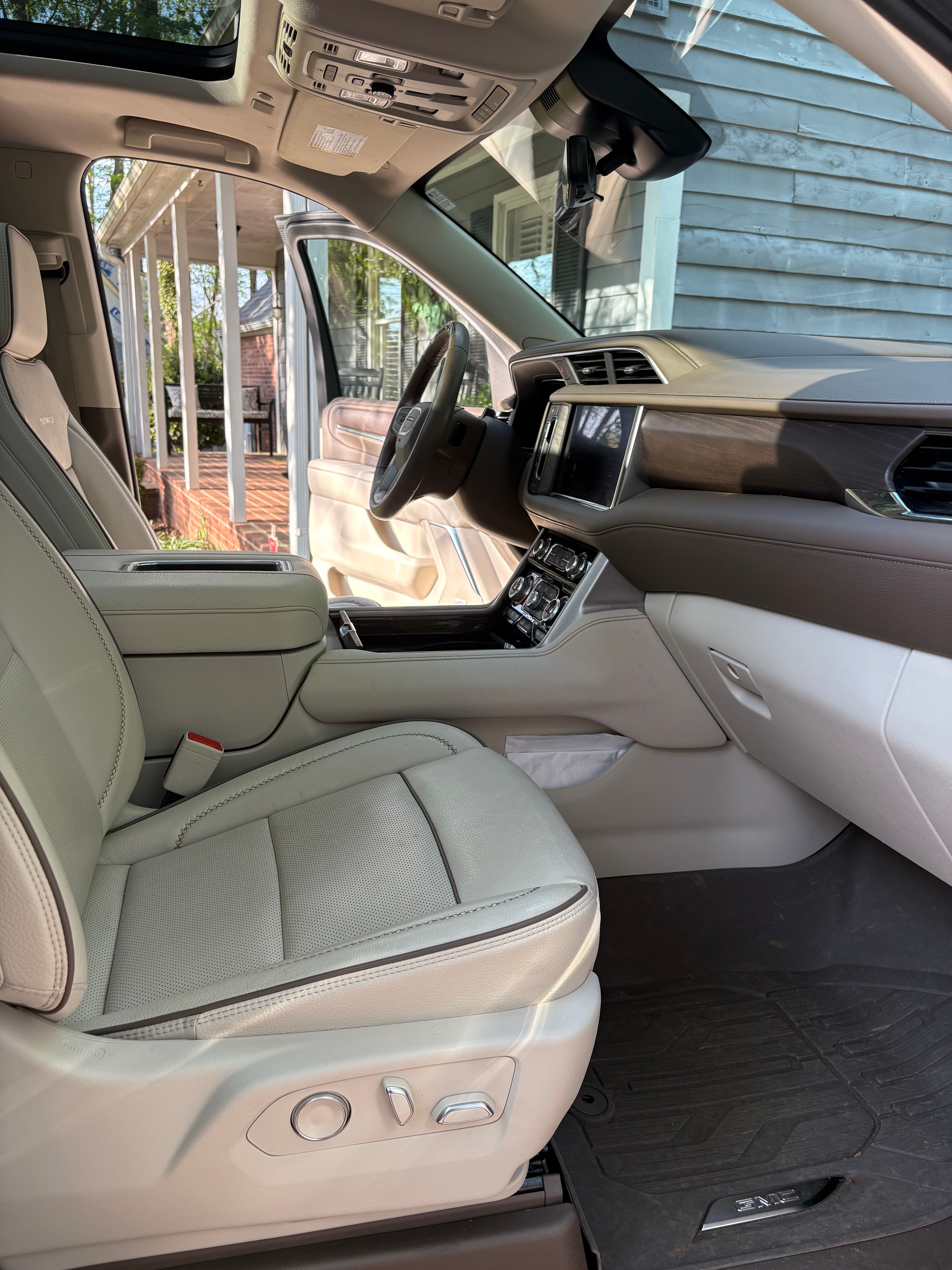 Used 2024 GMC Yukon Denali w/ Advanced Technology Package AWD/4WD image 9