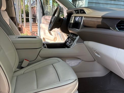 Used 2024 GMC Yukon Denali w/ Advanced Technology Package AWD/4WD image 9