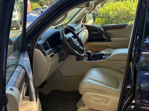 Used 2020 Lexus LX 570 4WD w/ Luxury Package image 12