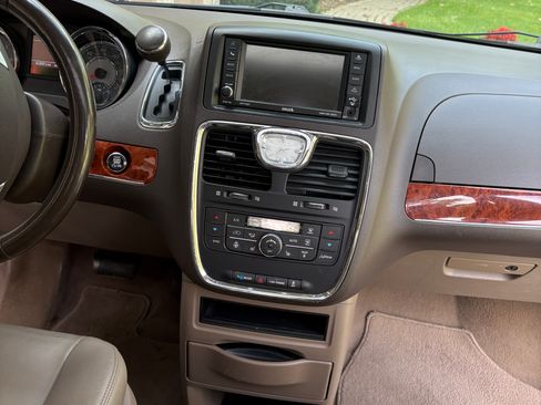 Used 2016 Chrysler Town & Country Touring-L FWD image 11