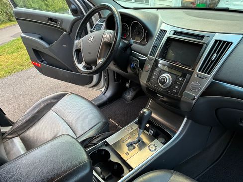 Used 2012 Hyundai Veracruz Limited w/ Navigation Pkg image 9