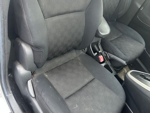 Used 2009 Pontiac Vibe w/ Sun And Sound Package image 13