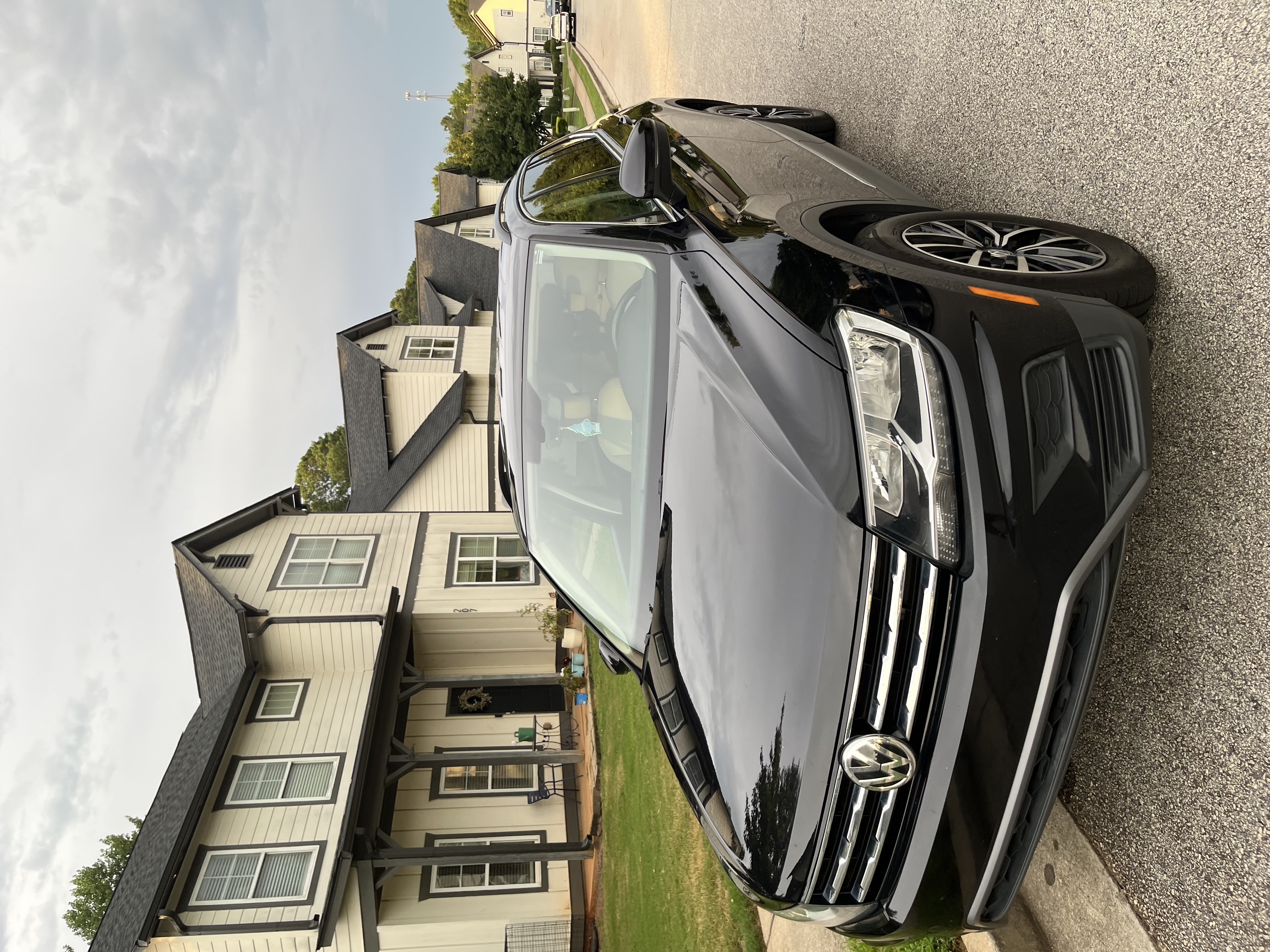 Used 2021 Volkswagen Tiguan SE FWD image 1