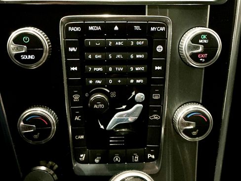 Used 2016 Volvo XC60 T6 R-Design Platinum w/ Climate Package image 17