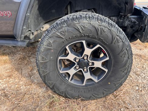 Used 2018 Jeep Wrangler Unlimited Rubicon w/ Dual Top Group AWD/4WD image 9
