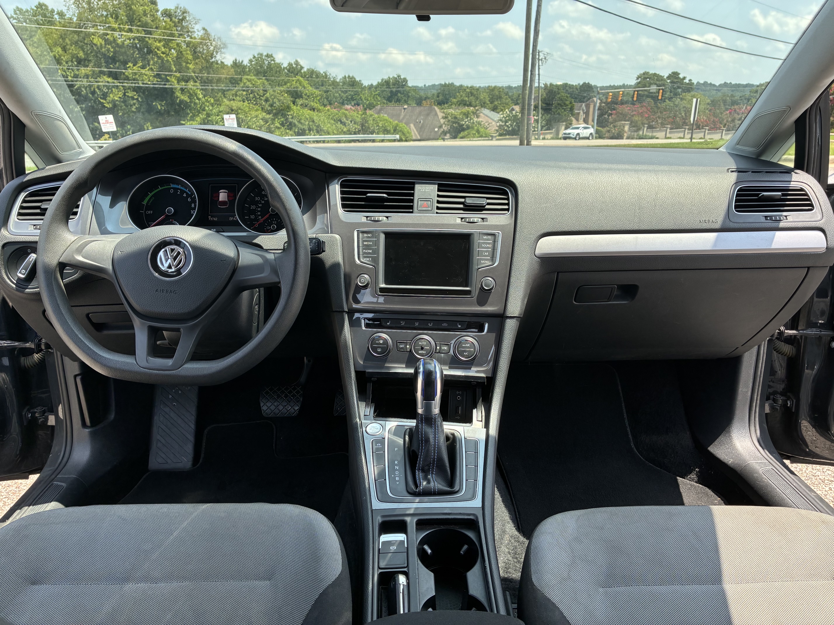 Used 2016 Volkswagen e-Golf SE FWD image 8