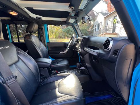 Used 2018 Jeep Wrangler Unlimited Rubicon w/ Connectivity Group image 17