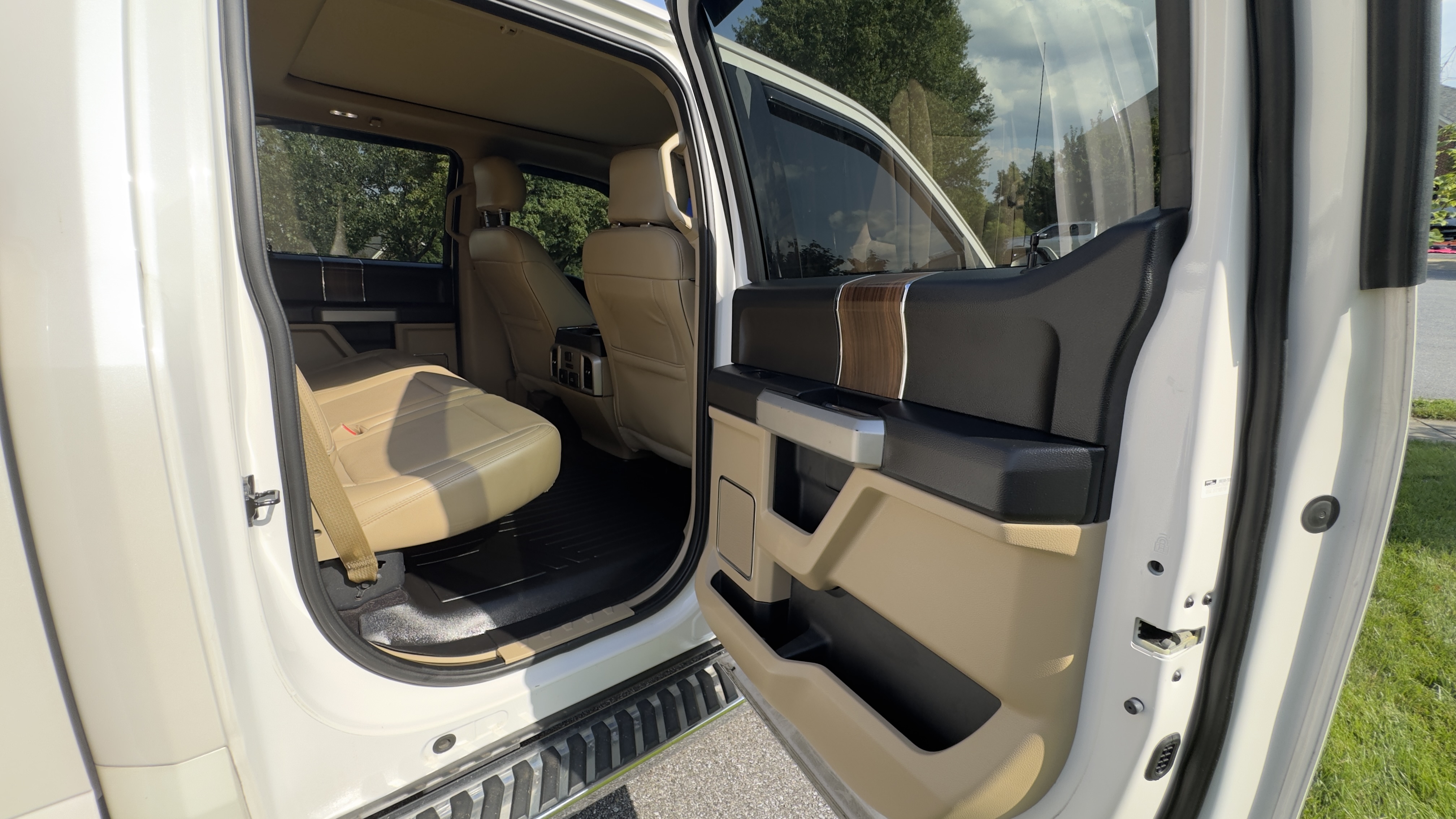 Used 2017 Ford F150 Lariat w/ Equipment Group 502A Luxury AWD/4WD image 13
