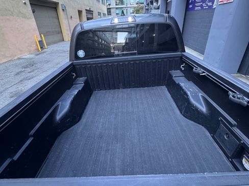 Used 2020 Toyota Tacoma TRD Sport w/ Technology Package image 2