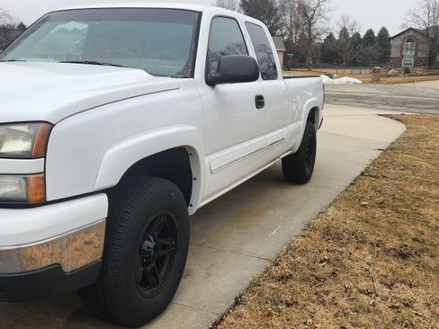 Used 2006 Chevrolet Silverado 1500 LT w/ Light Duty Power Package image 4