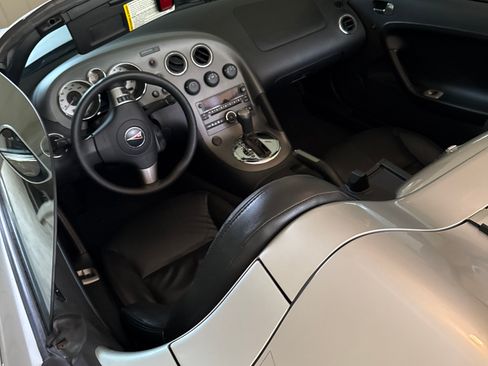 Used 2009 Pontiac Solstice Convertible w/ Preferred Package RWD image 2