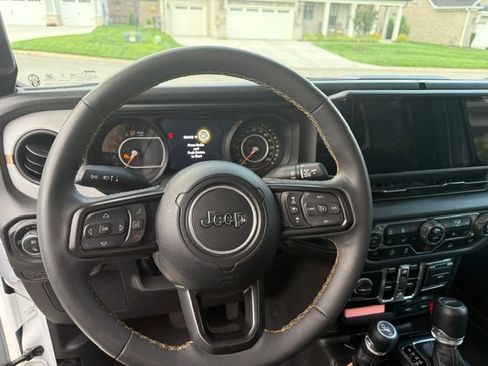 Used 2024 Jeep Gladiator Sport AWD/4WD image 9