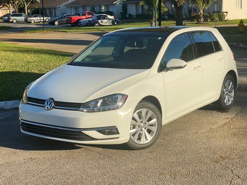 Used 2018 Volkswagen Golf SE image 2