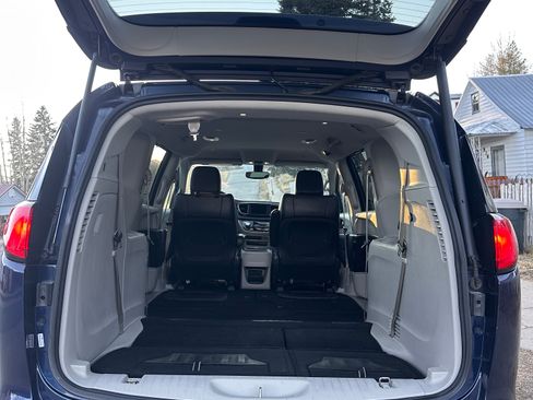 Used 2020 Chrysler Voyager Lxi image 14