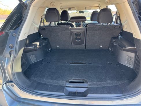 Used 2018 Nissan Rogue SV image 18