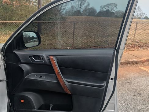 Used 2012 Toyota Highlander Limited w/ Tow Pkg image 25